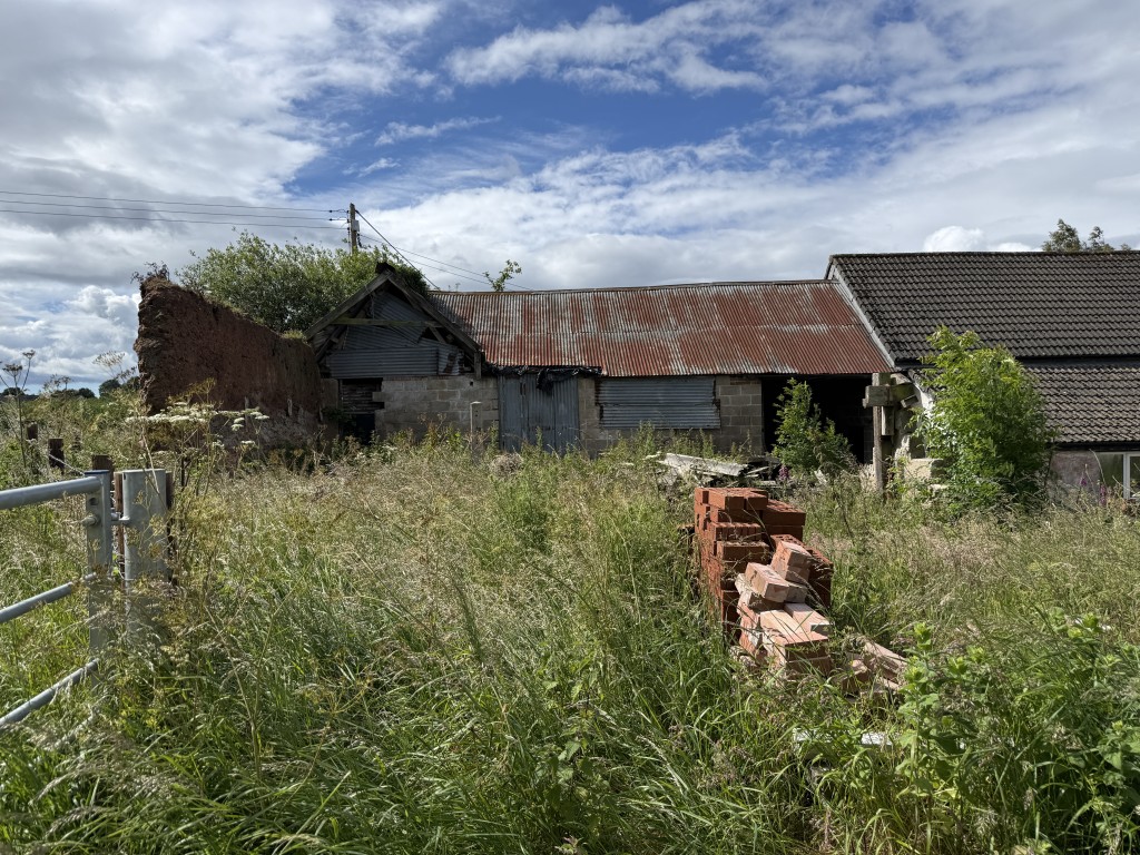 Lot: 67 - BARN WITH PLANNING PERMISSION FOR CONVERSION AND EXTENSION INTO SINGLE DWELLING - Front on to existing barn